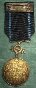 Slovakian Cross medal with swords, reverse